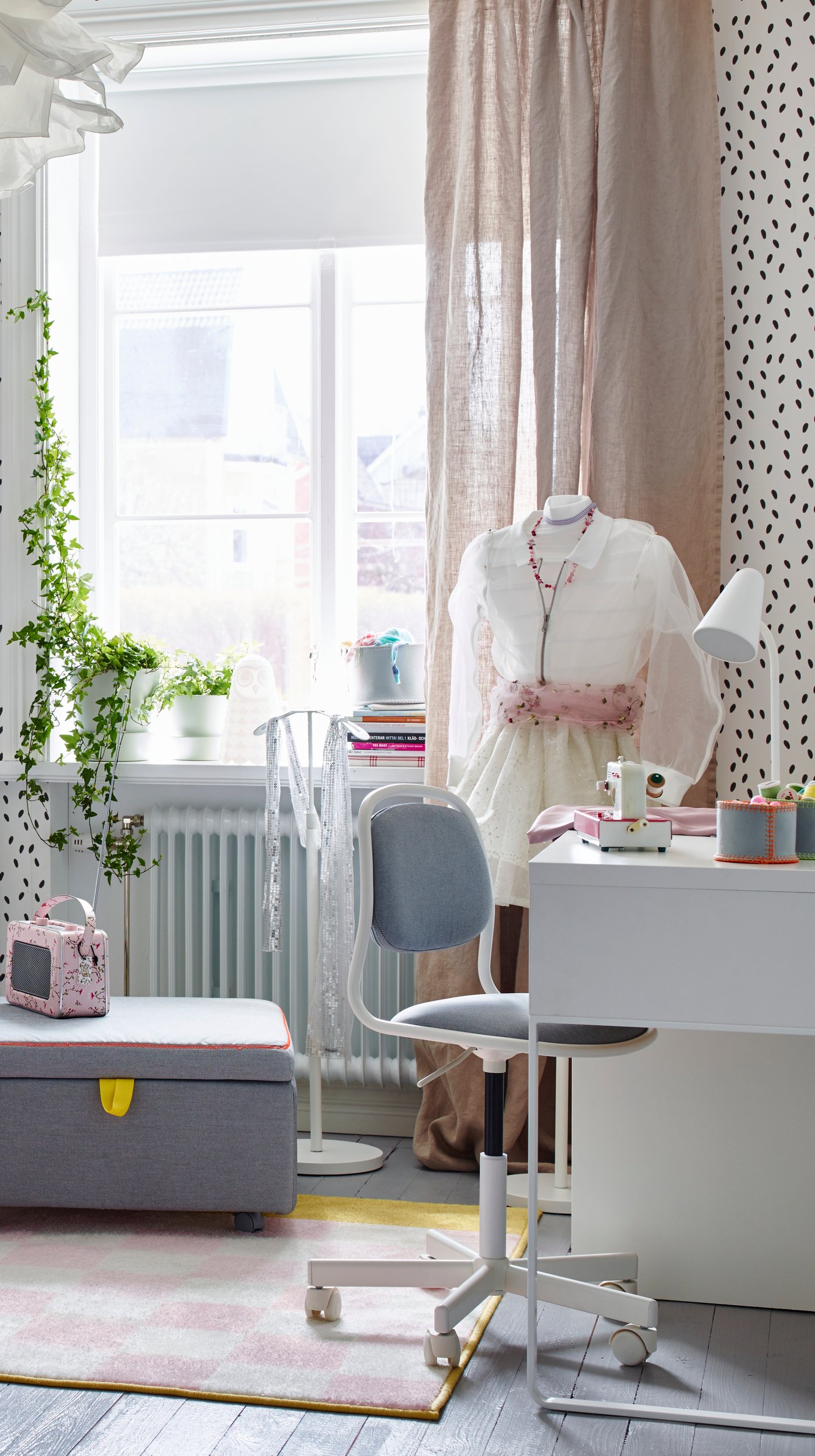 A white/Vissle light grey ÖRFJÄLL children's desk chair in the bedroom