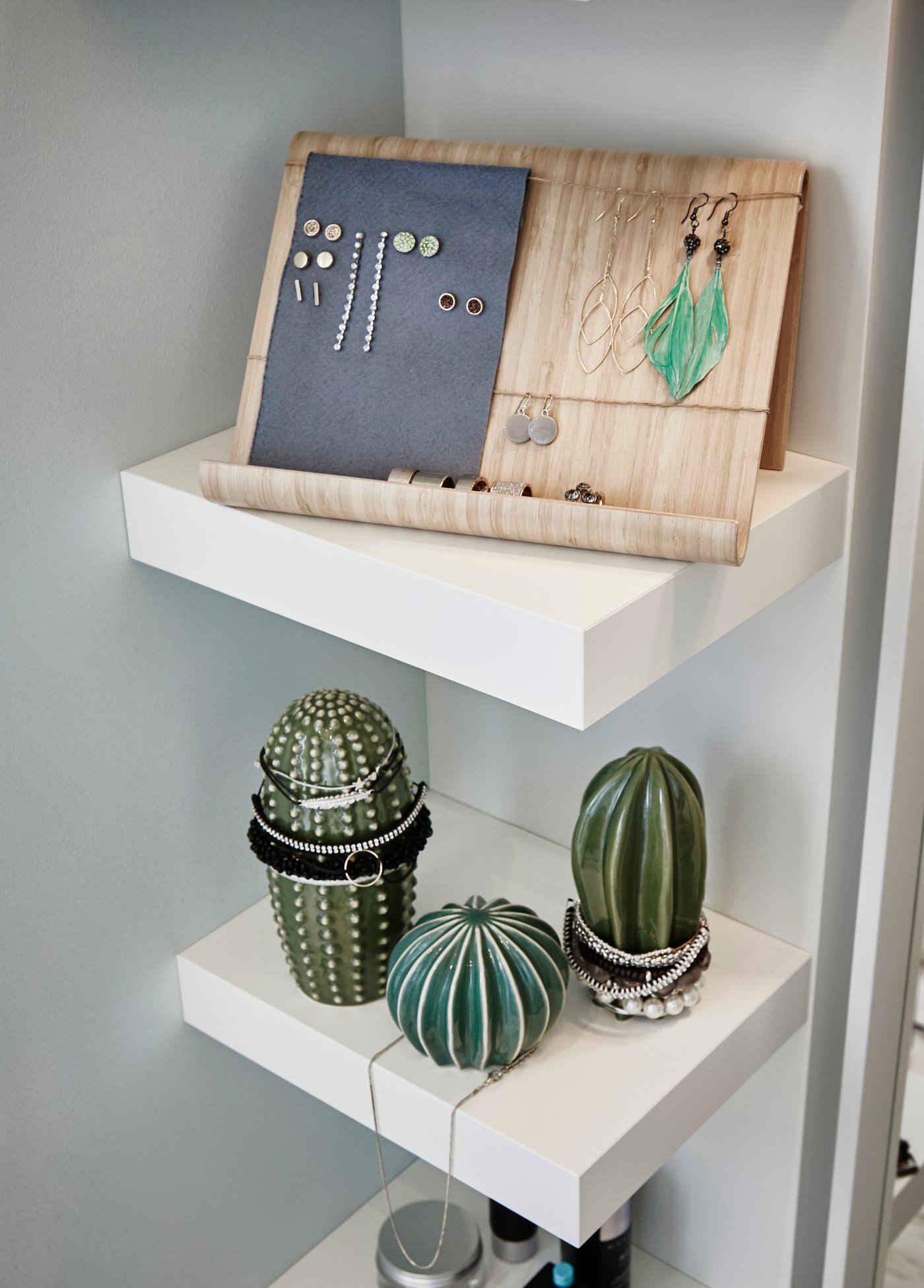 A bamboo veneer VIVALLA tablet stand in the bedroom