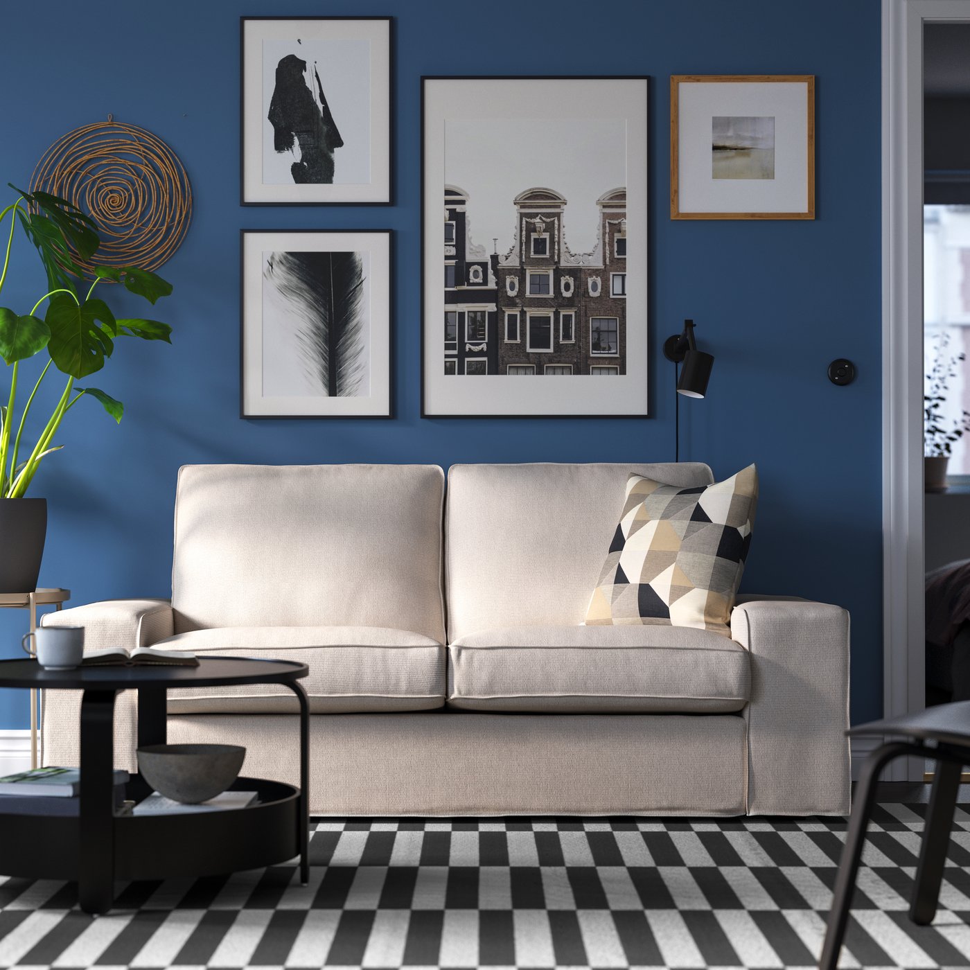 Ein KIVIK 2-Sitzer-Sofa mit TRESUND Bezug in Hellbeige im Wohnzimmer.