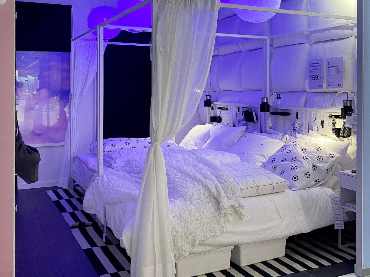 Twee witte tweepersoons hemelbedden naast elkaar