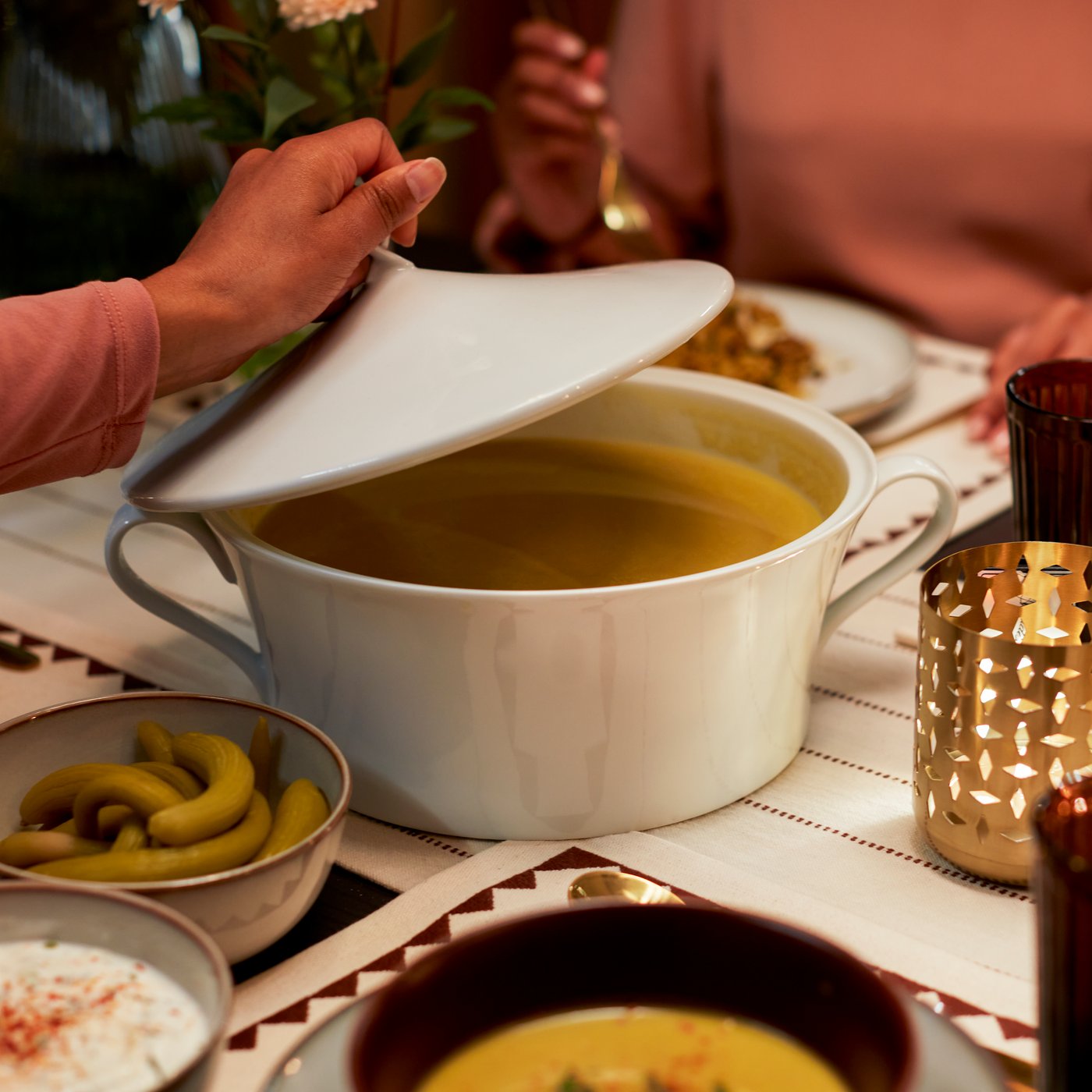 A grey GLADELIG bowl in the dining room