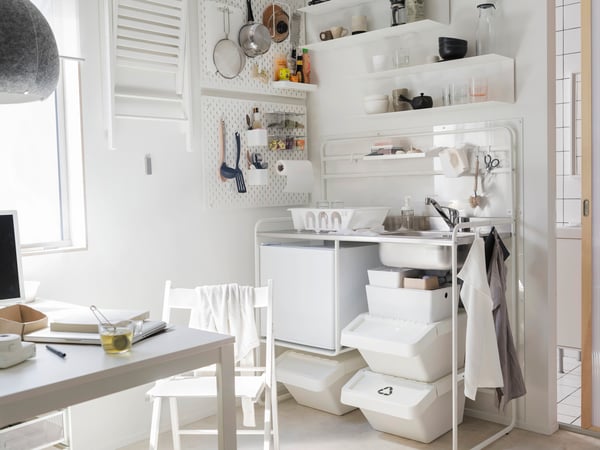 A white VANGSTA extendable table
