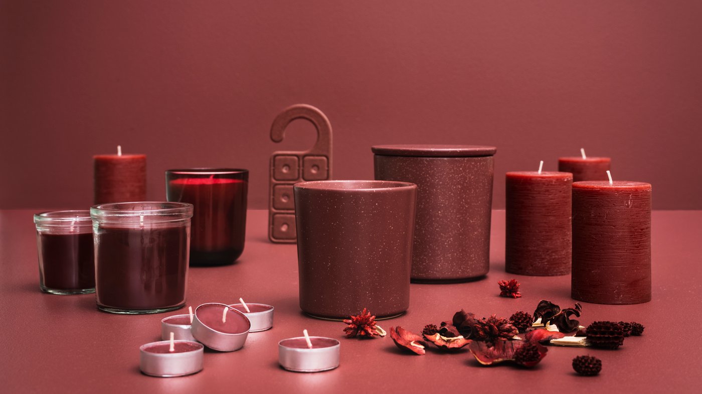 A Berries/red STÖRTSKÖN scented candle in glass