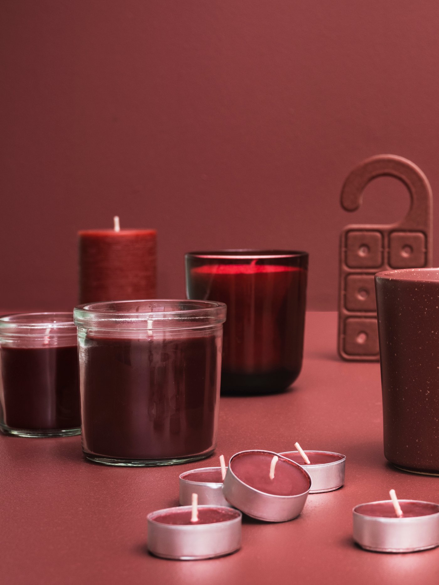A Berries/red STÖRTSKÖN scented candle in glass