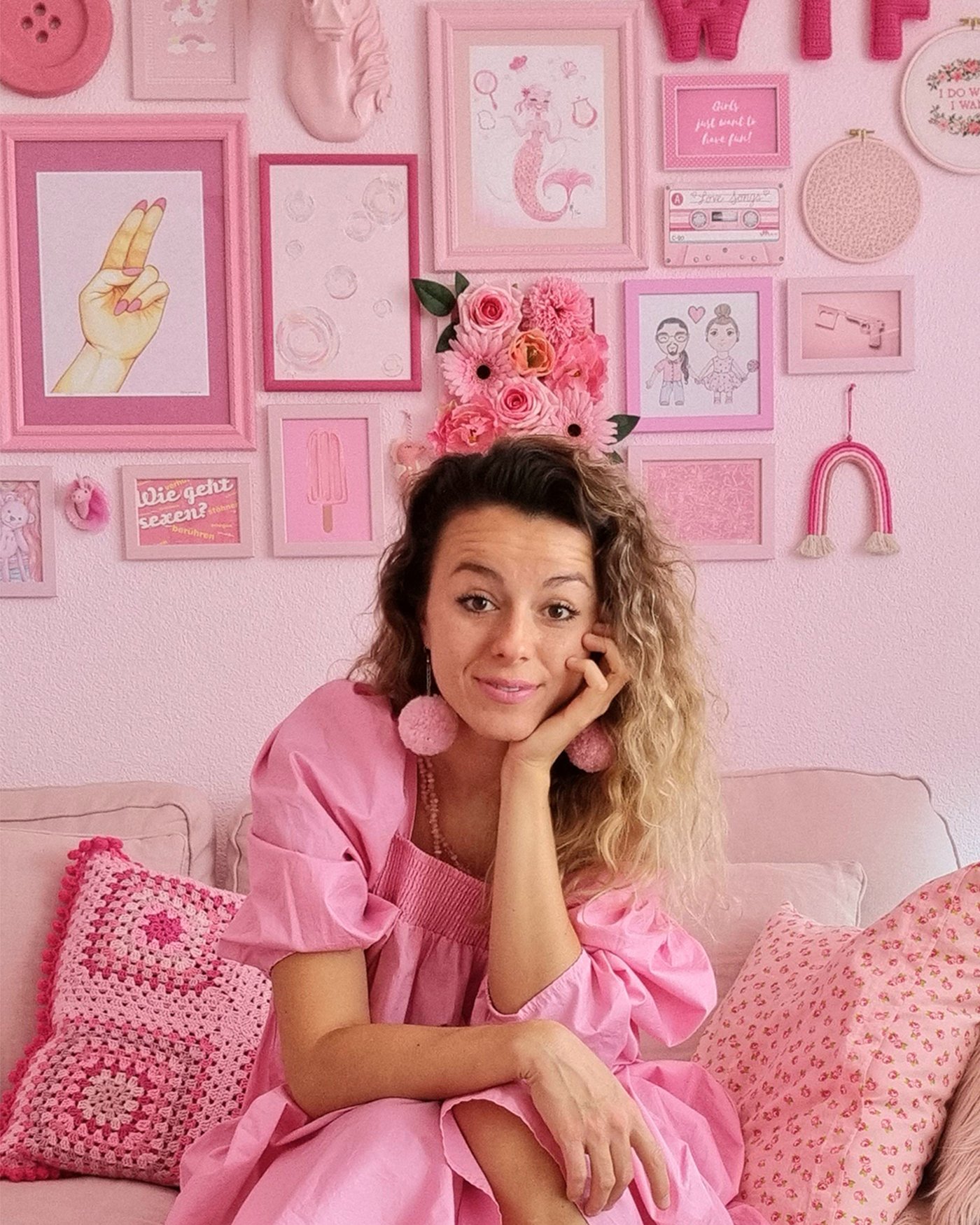 Yasmin devant des peintures en rose.