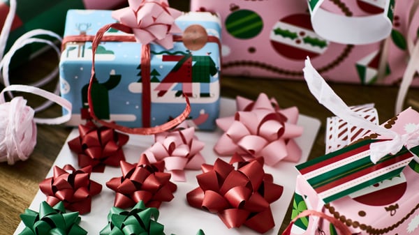 En vinterblå VINTERFINT presentpappersrulle.