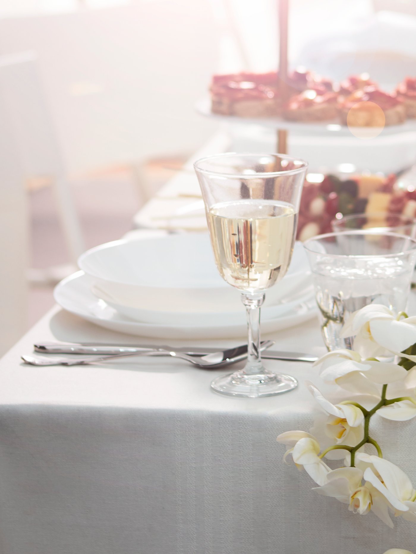 A white OFTAST deep plate in the dining room