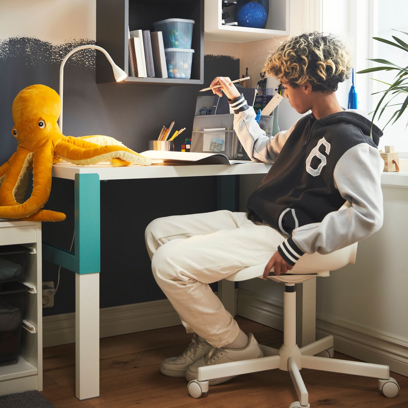 An ÖVNING desk accessories organiser