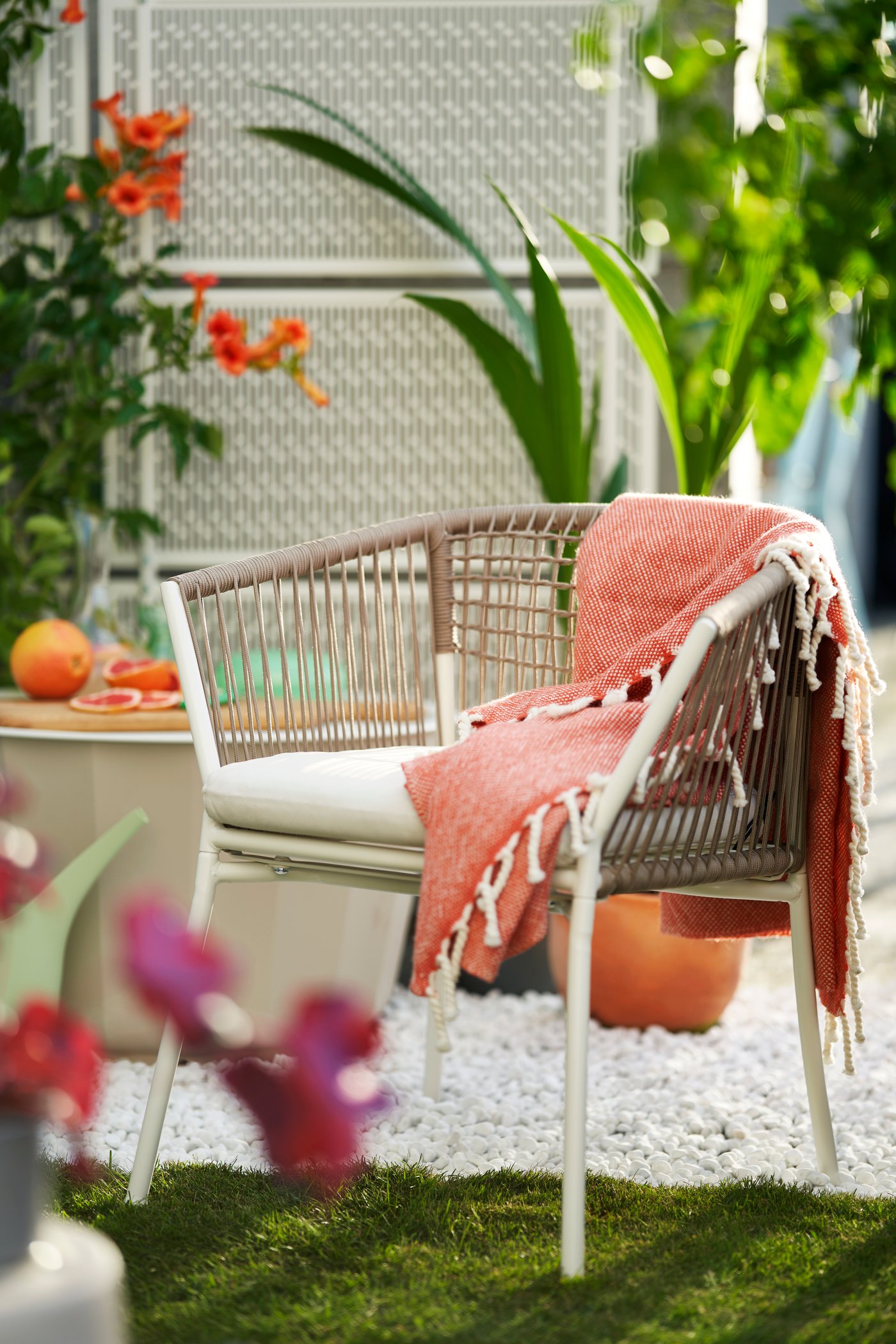 A white/beige/Frösön/Duvholmen beige SEGERÖN chair with armrests, outdoor outside