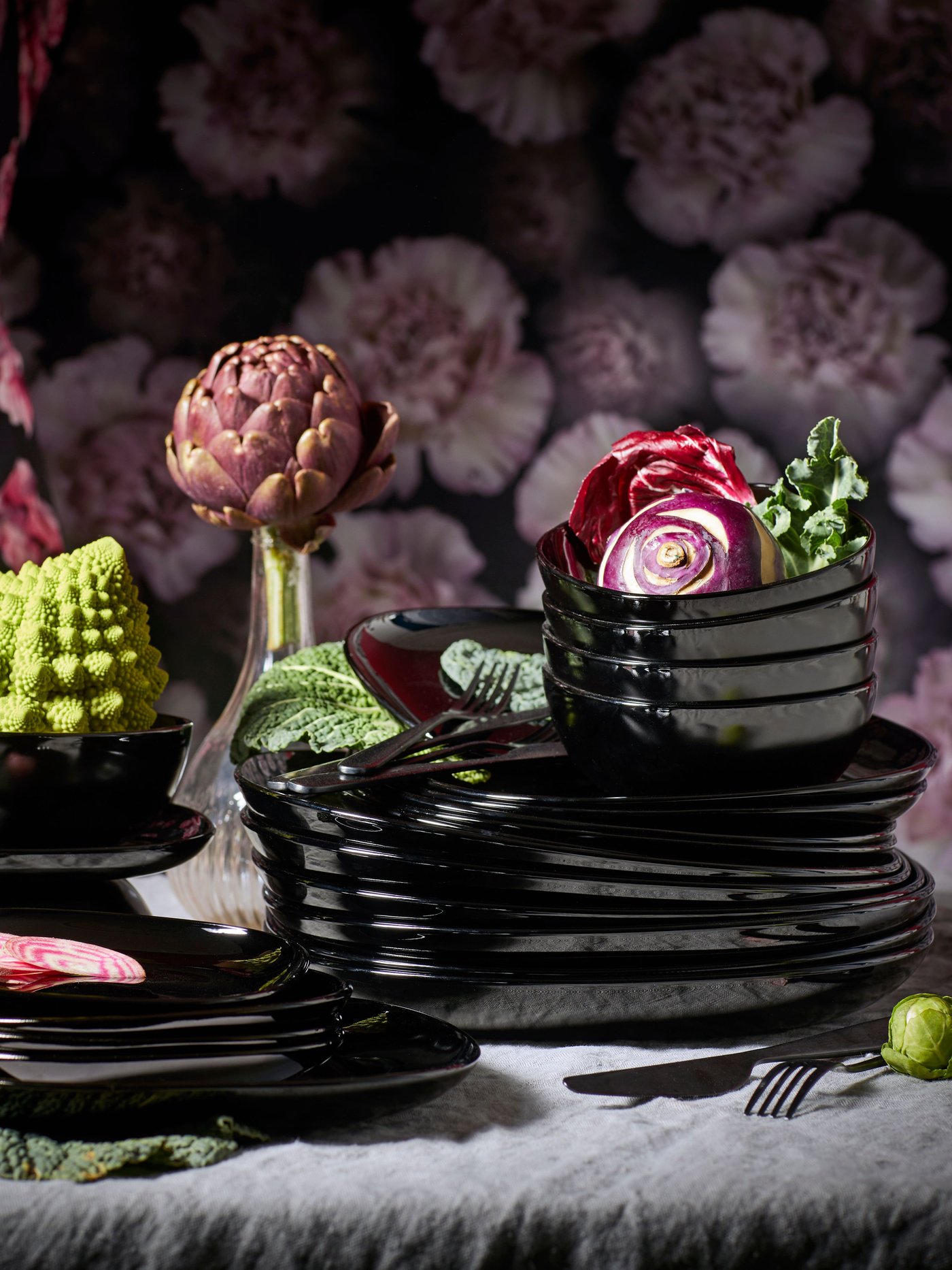 Opgestapeld zwart servies
