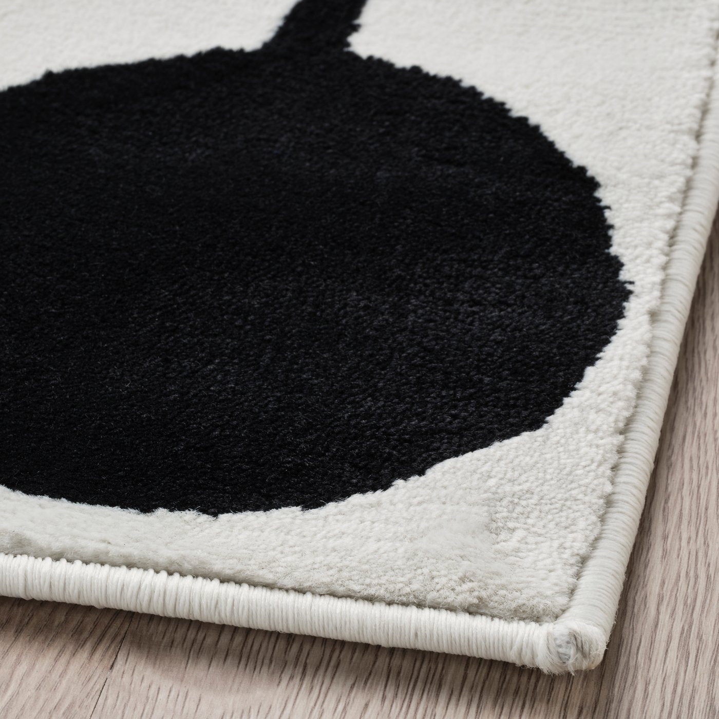 A white/black dotted VÄNDPLATS rug, low pile