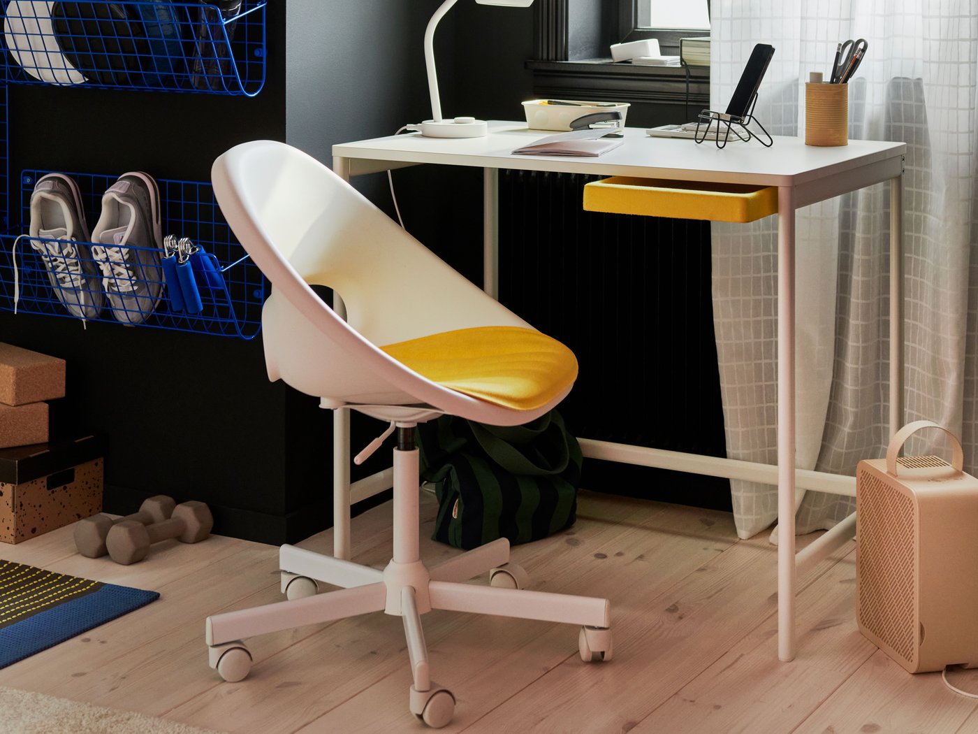 A dimmable/white KORVSNÖRE LED desk lamp in the home office
