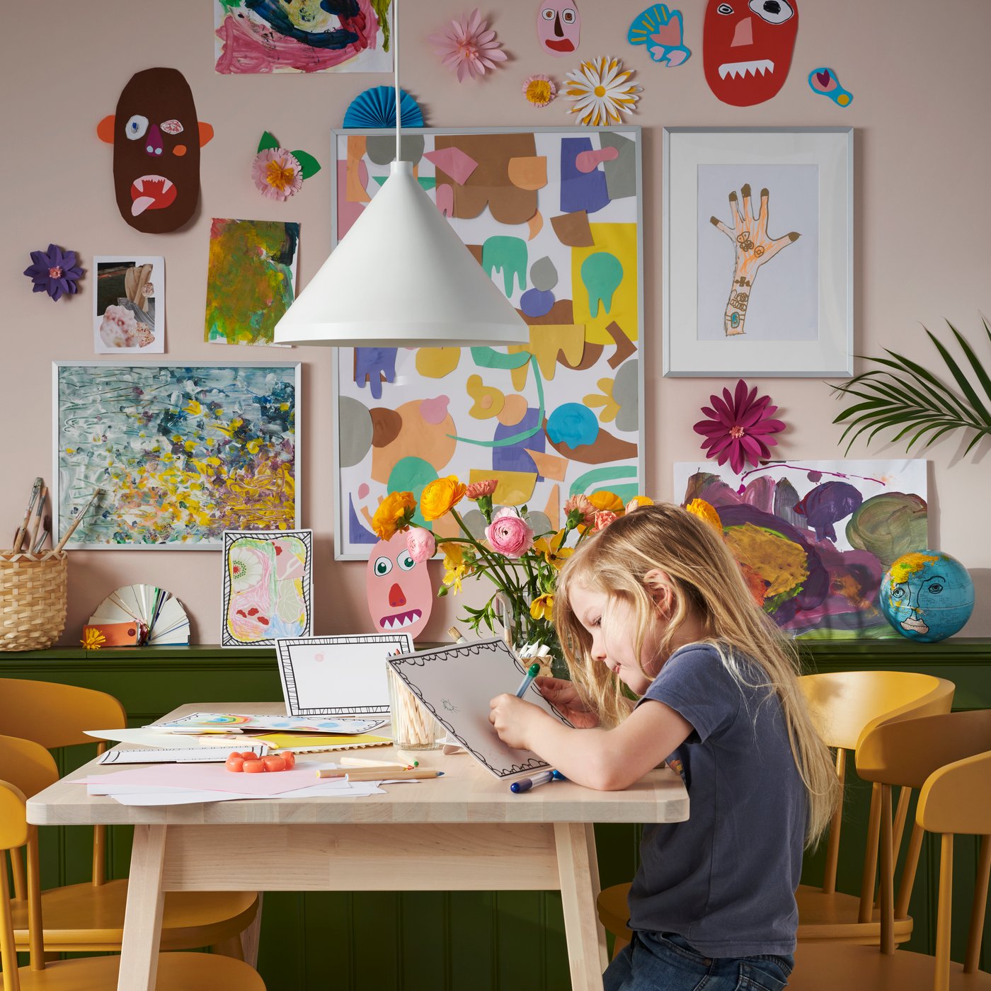 Un bambino sta disegnando su un tavolo NORRÅKER in una sala giochi per bambini.
