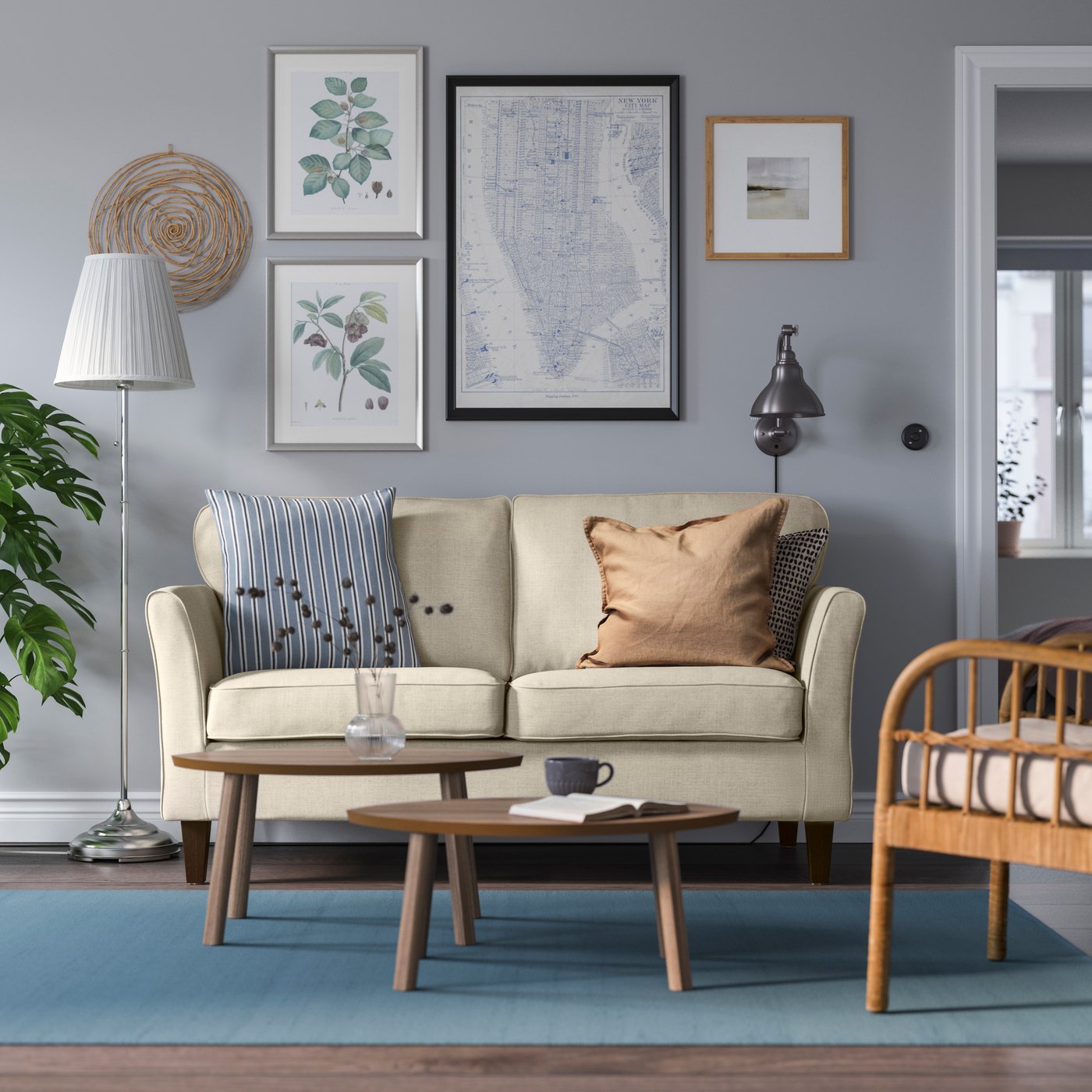 Ein hellbeiges EKHOLMA 2-Sitzer-Sofa von Kilanda