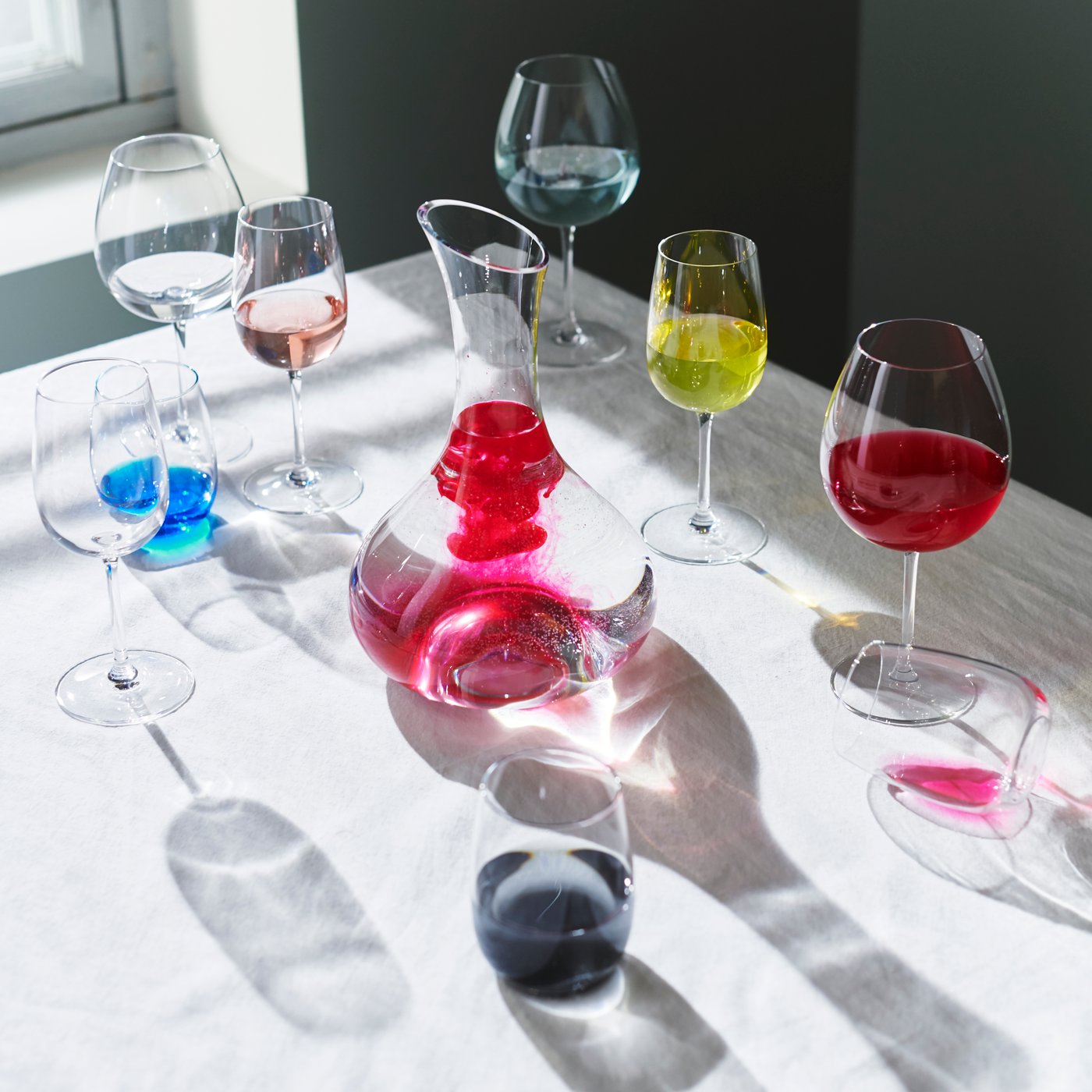 Ett festligt bord med diverse dricksglas och en karaff.