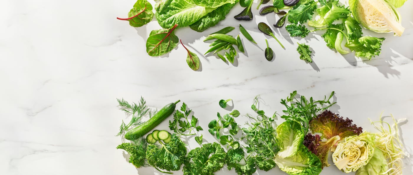 Elementi vegetali sparsi su una superficie in marmo