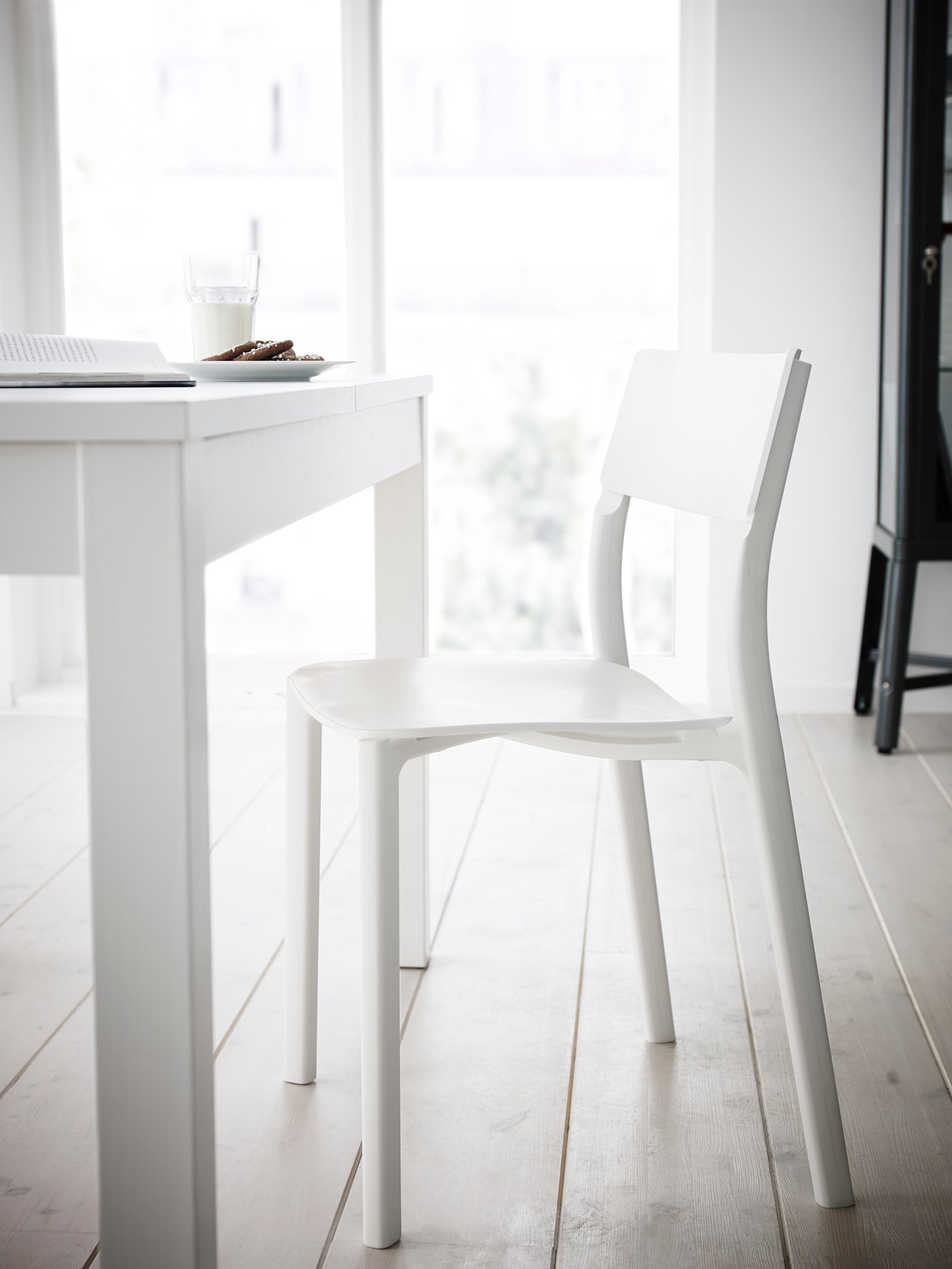 A white JANINGE chair at a white dining table.
