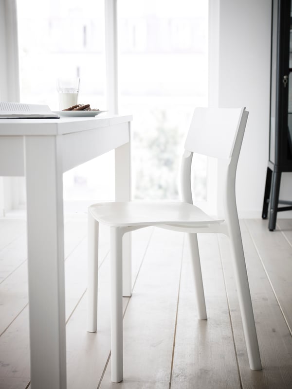 Witte stoel aan een witte tafel