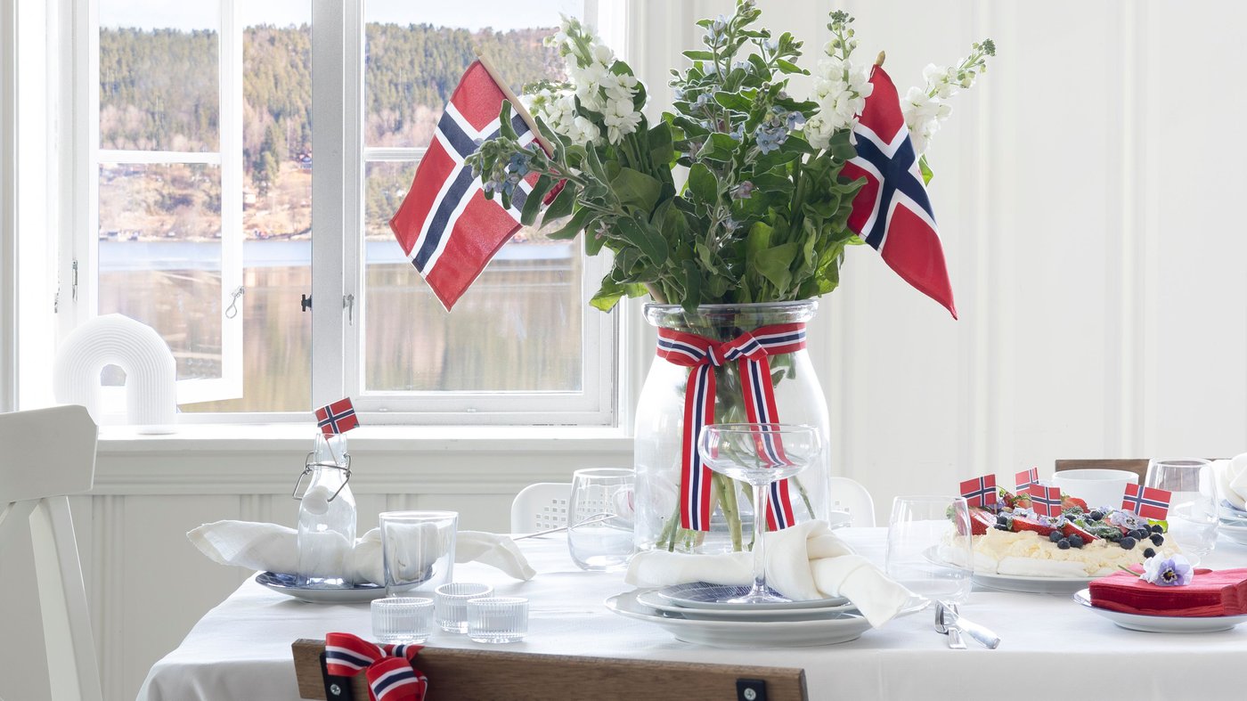 A clear glass BEGÄRLIG vase.