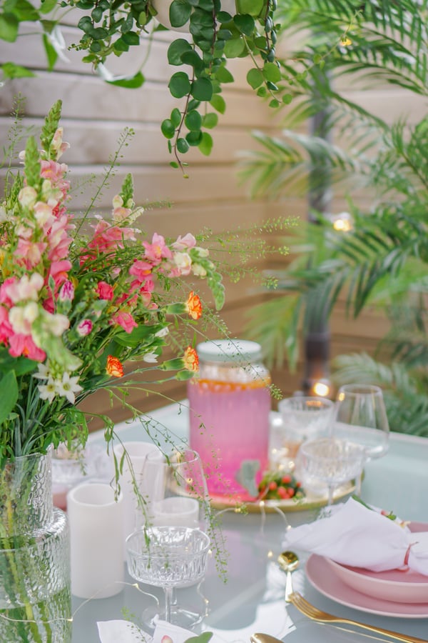 Friske farger, blomster, forfriskende drikke og en dæsj sommer.