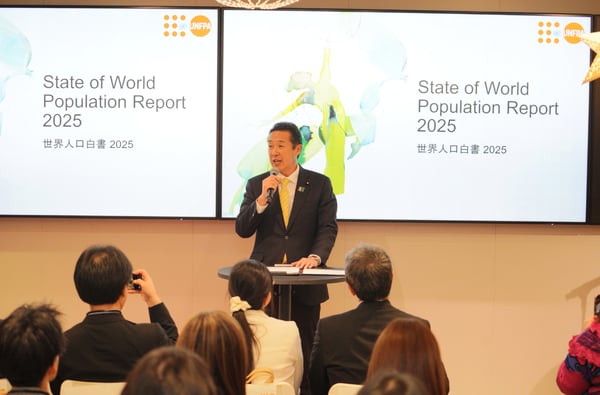 スピーチする人