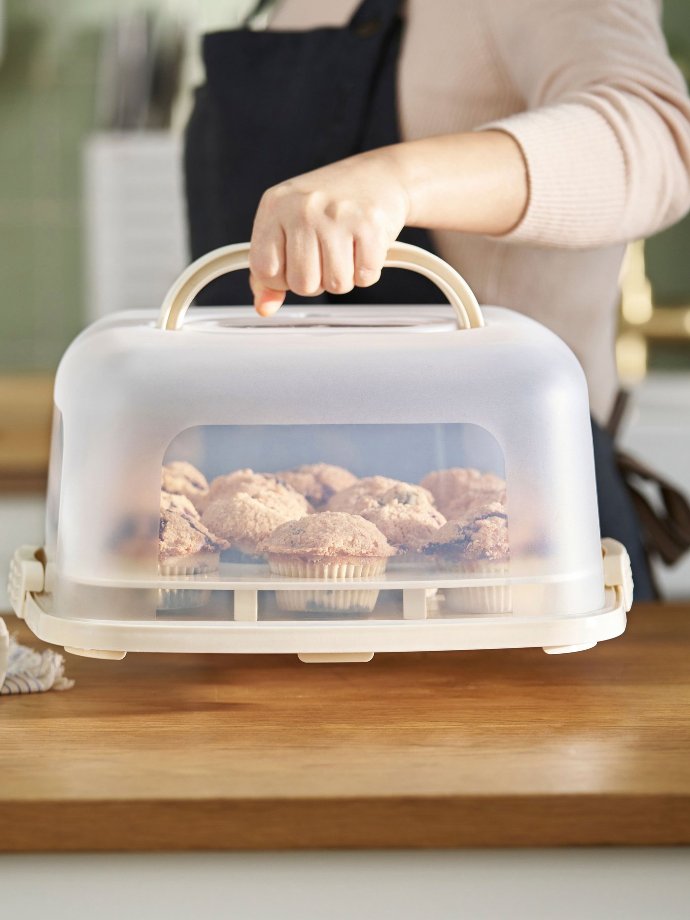 A white BAKTIDER cake platter with lid in the kitchen