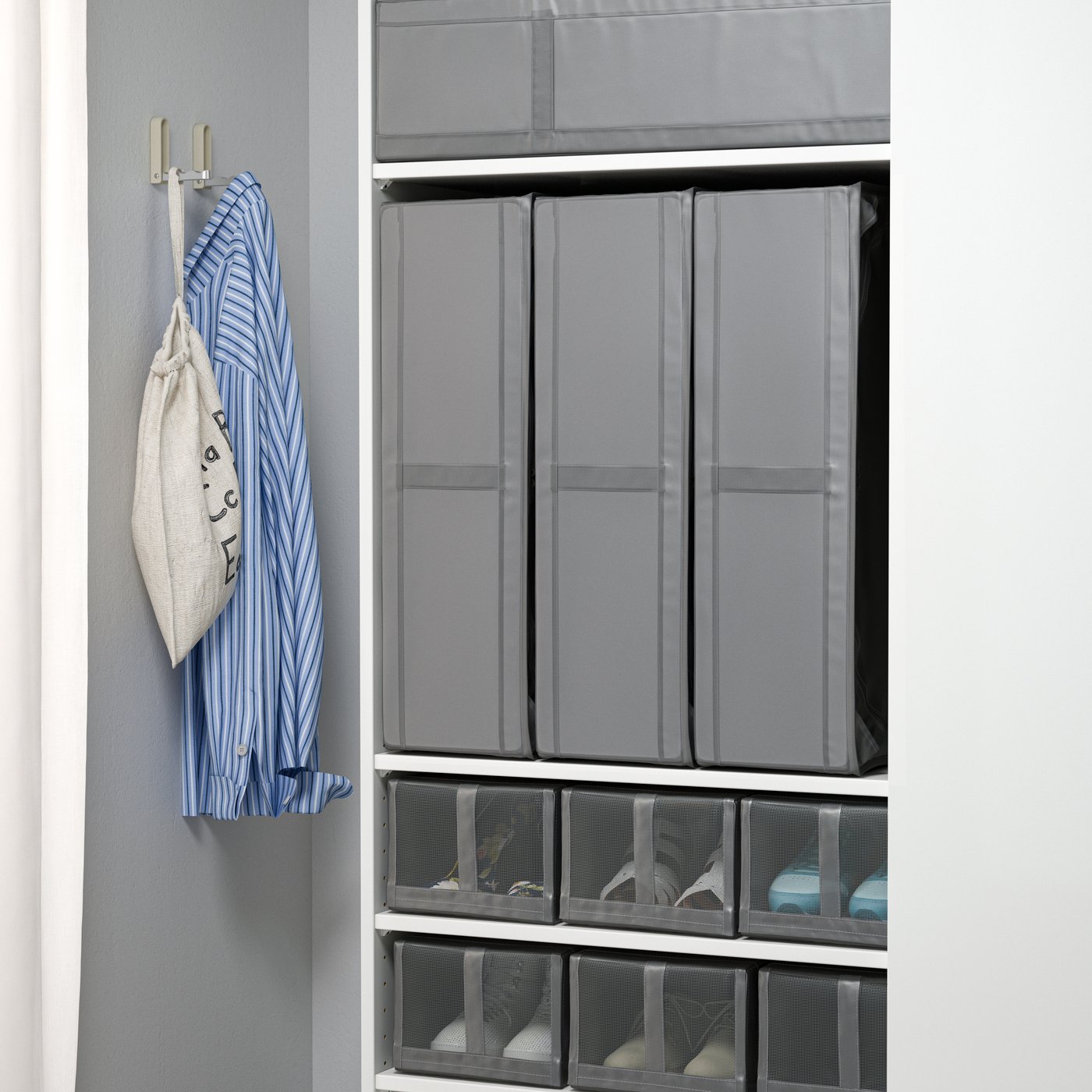 Dunkelgraue SKUBB Aufbewahrungstasche aus Stoff, rechteckige Form mit Reißverschluss und Griffen.