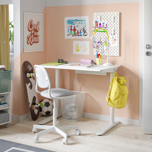 A white RELATERA desk