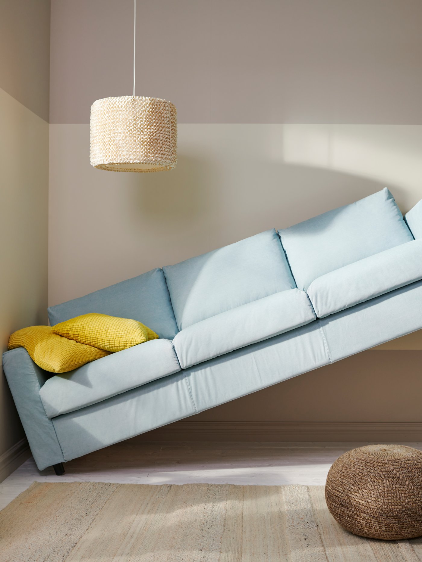 Ein Sofa steht schief in einer Nische, weil es nicht hineinpasst.