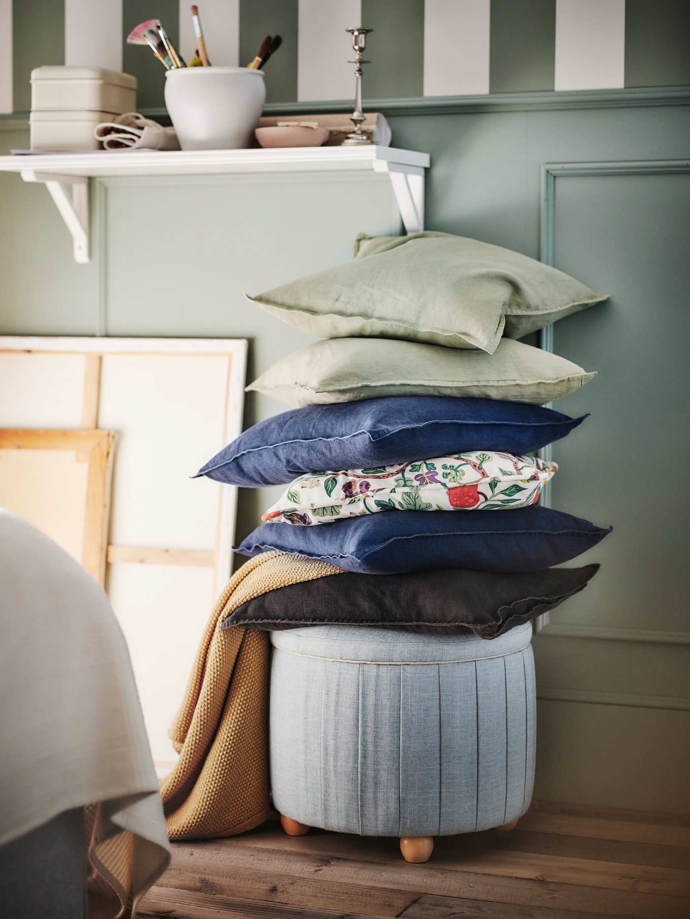 Et sort DYTÅG pudebetræk i soveværelset.