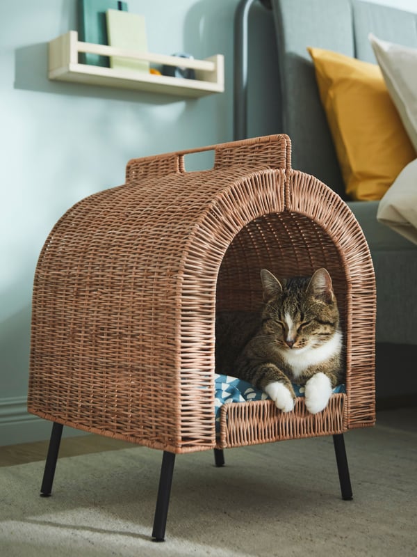 Ein UTSÅDD Katzenhaus auf Beinen