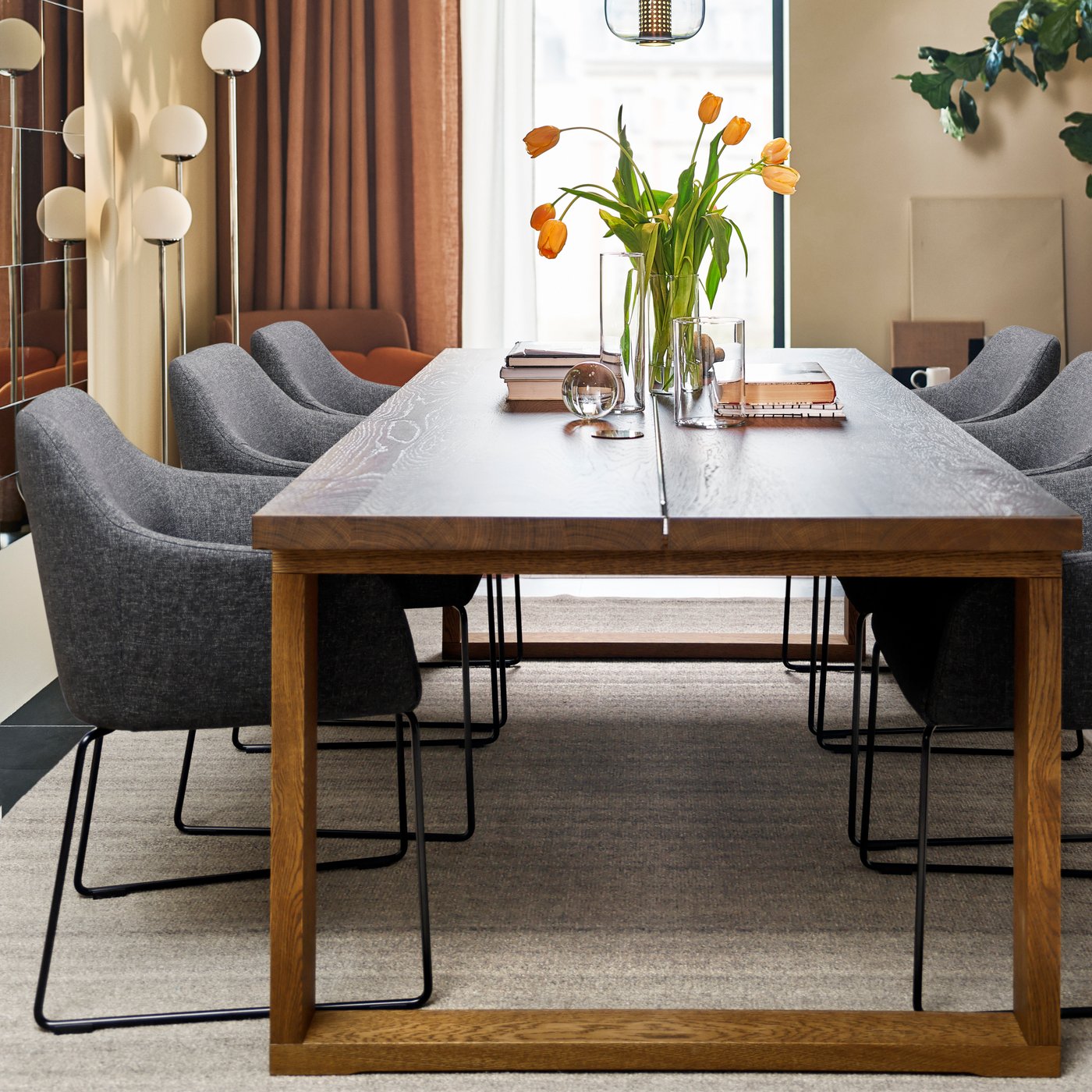 Ein MÖRBYLÅNGA Tisch aus braun gebeiztem Eichenfurnier/Gunnared dunkelgrau schwarz und 6 Stühle