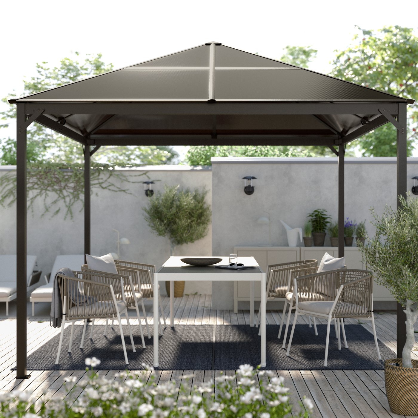 A white/beige/Frösön/Duvholmen beige SEGERÖN chair with armrests, outdoor outside