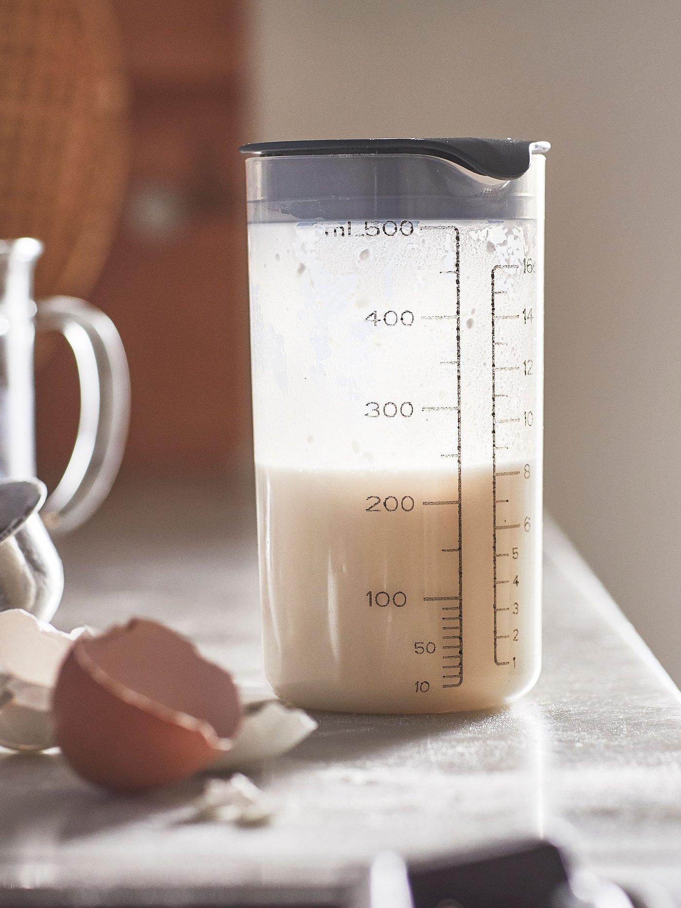 A graduated STANDARDMÅTT shaker