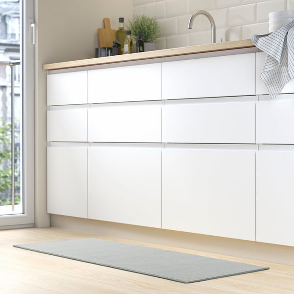 A light grey KÖRFÄLT kitchen mat