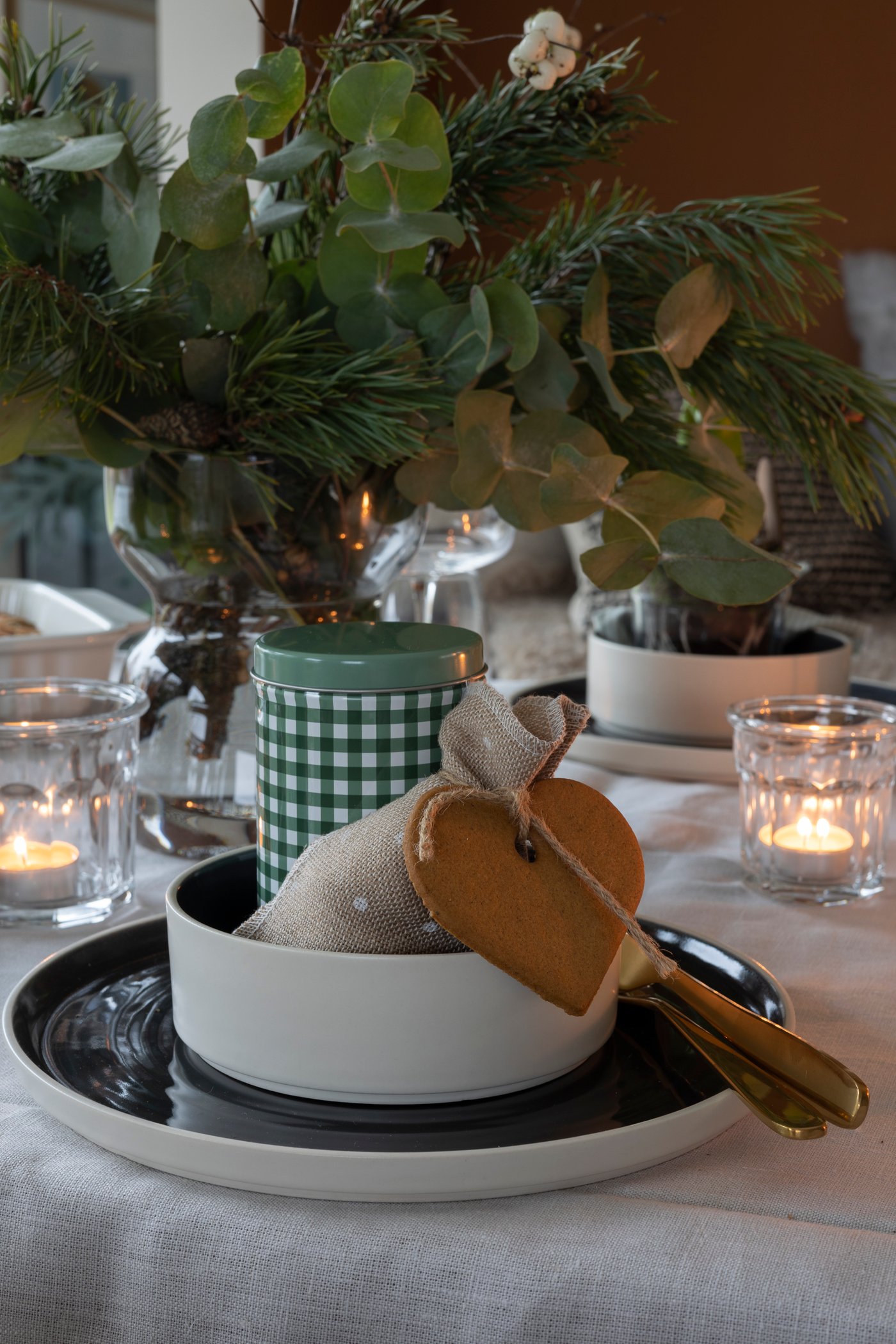 Julens hyacinter og brunkagehjerter er en central del af pynten, og skaber et dejligt, hyggeligt og afslappet udtryk. 