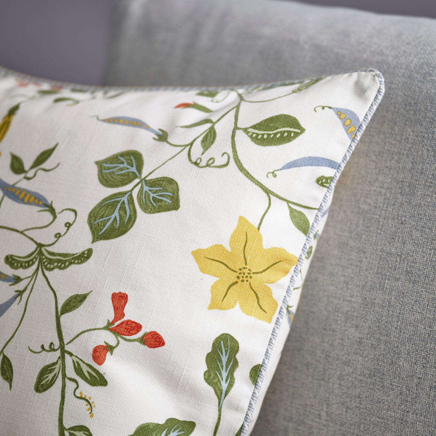 Une housse de coussin ÄNGSPALPMAL à motif floral blanc dans la collection