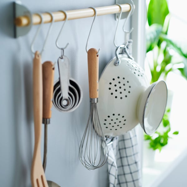 A stainless steel/beech VARDAGEN balloon whisk