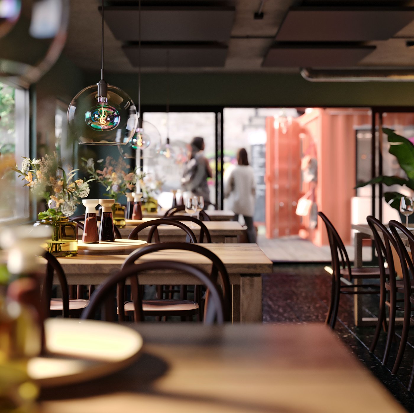 Een groot open restaurant met sfeervolle verlichting, bruine houten tafels en stoelen, en grote ramen die uitkijken op de straat.