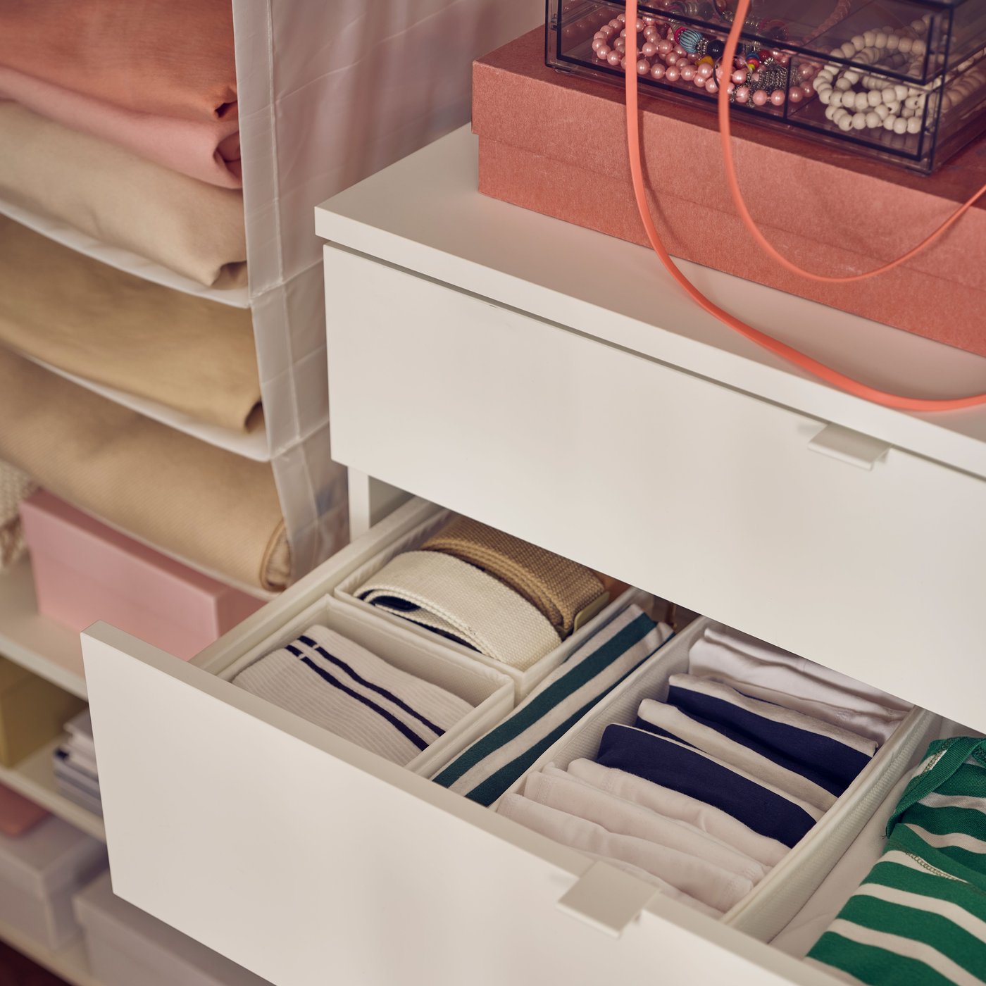 A white/anchor/unlock-function VIHALS chest of 4 drawers