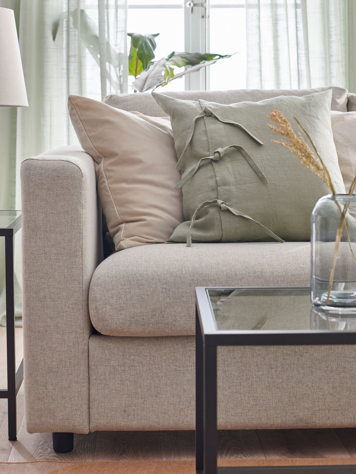 Een lichtgroene AINA kussenhoes in de woonkamer