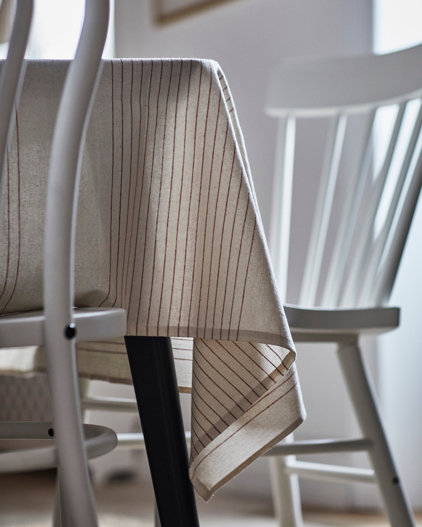 Nappe rouge/naturel VIPPSTARR à motifs à rayures.