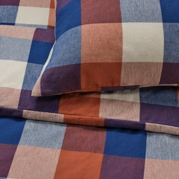 Ein karierter BLÅSENAP Bettbezug und Kissenbezug