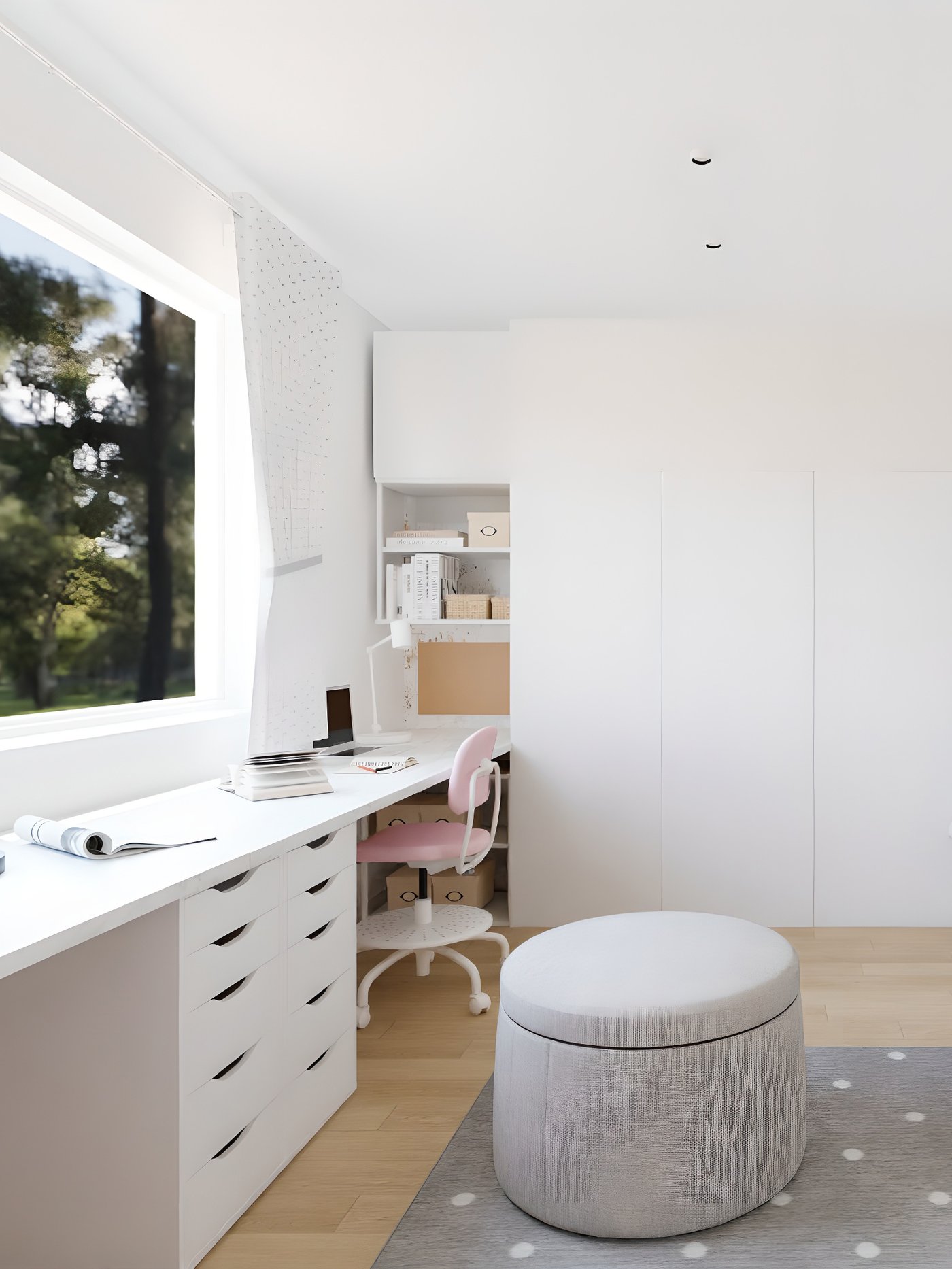 stranski pogled na pisalno mizo in omare v otroški sobi