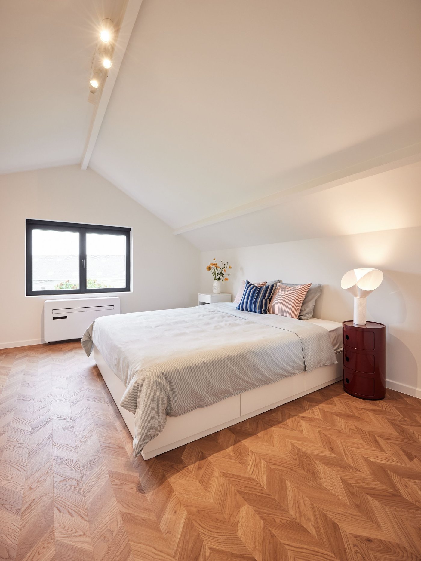 Een blauw/gestreefd BERGPALM dekbedovertrek met 2 kussenslopen.