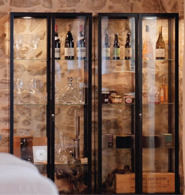 Vitrine avec plusieurs objets à l'intérieur