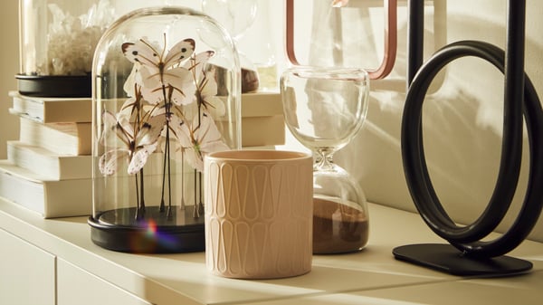 A clear glass/sand EFTERTÄNKA decorative hourglass