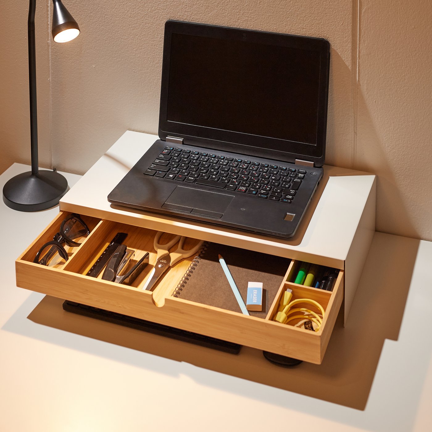 Una base para notebooks ELLOVEN con el cajón abierto.