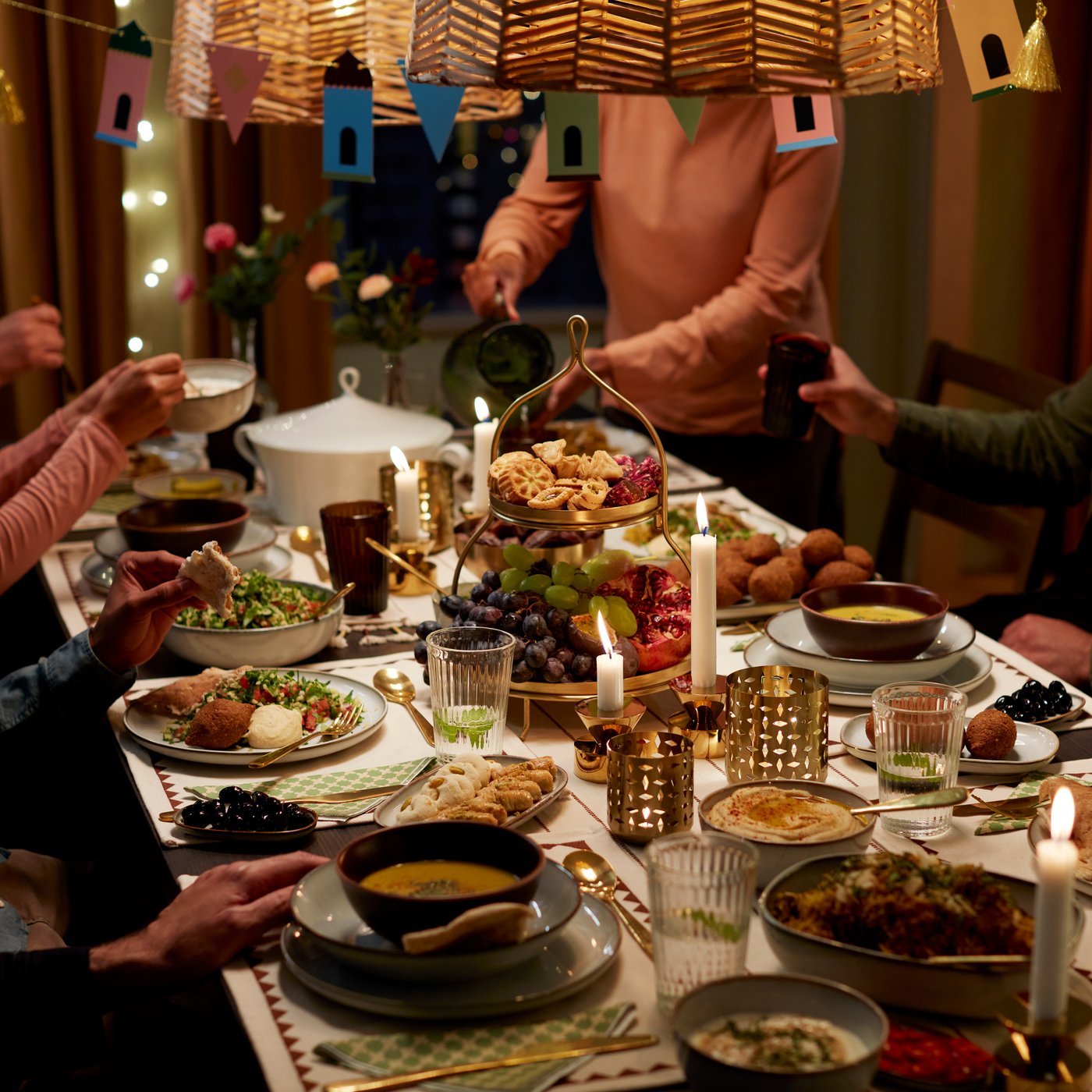A rattan/black HEMMA pendant lamp in the dining room