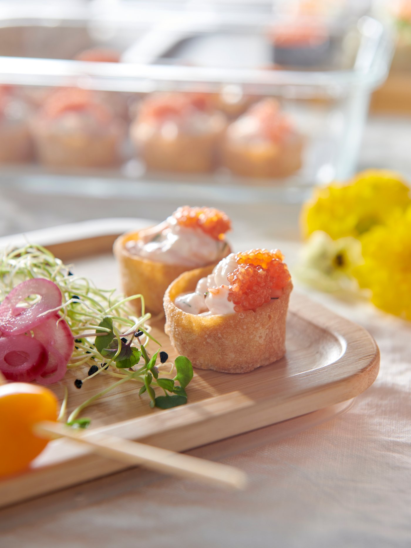 En lille snack er anettet på et fad af bambus. 